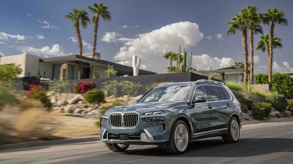 The-new-bmw-x7-on-lo